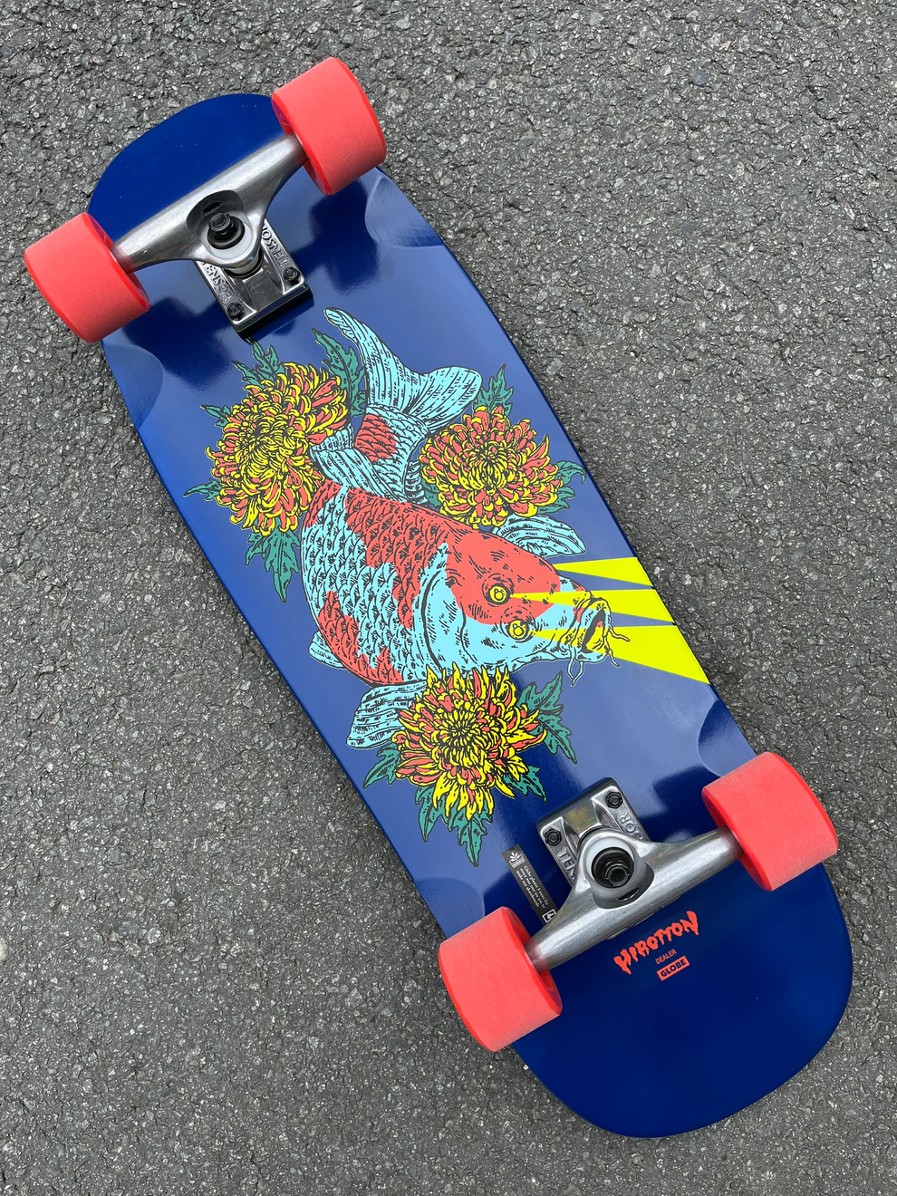 Globe Dealer Cruiser 30" Lazer Koi – Style & Maniabilité