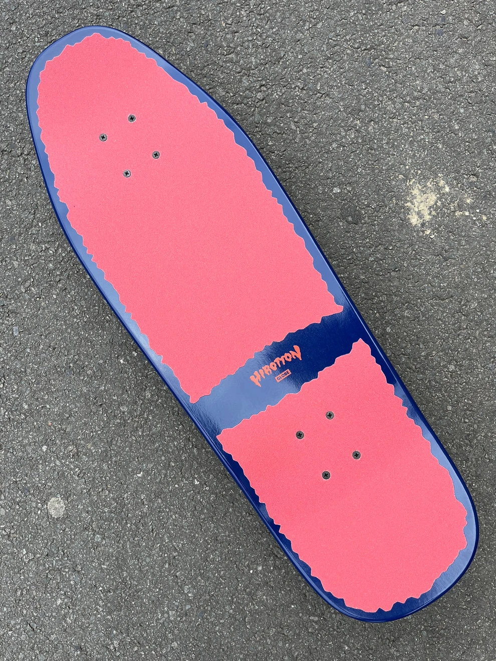 Globe Dealer Cruiser 30" Lazer Koi – Style & Maniabilité