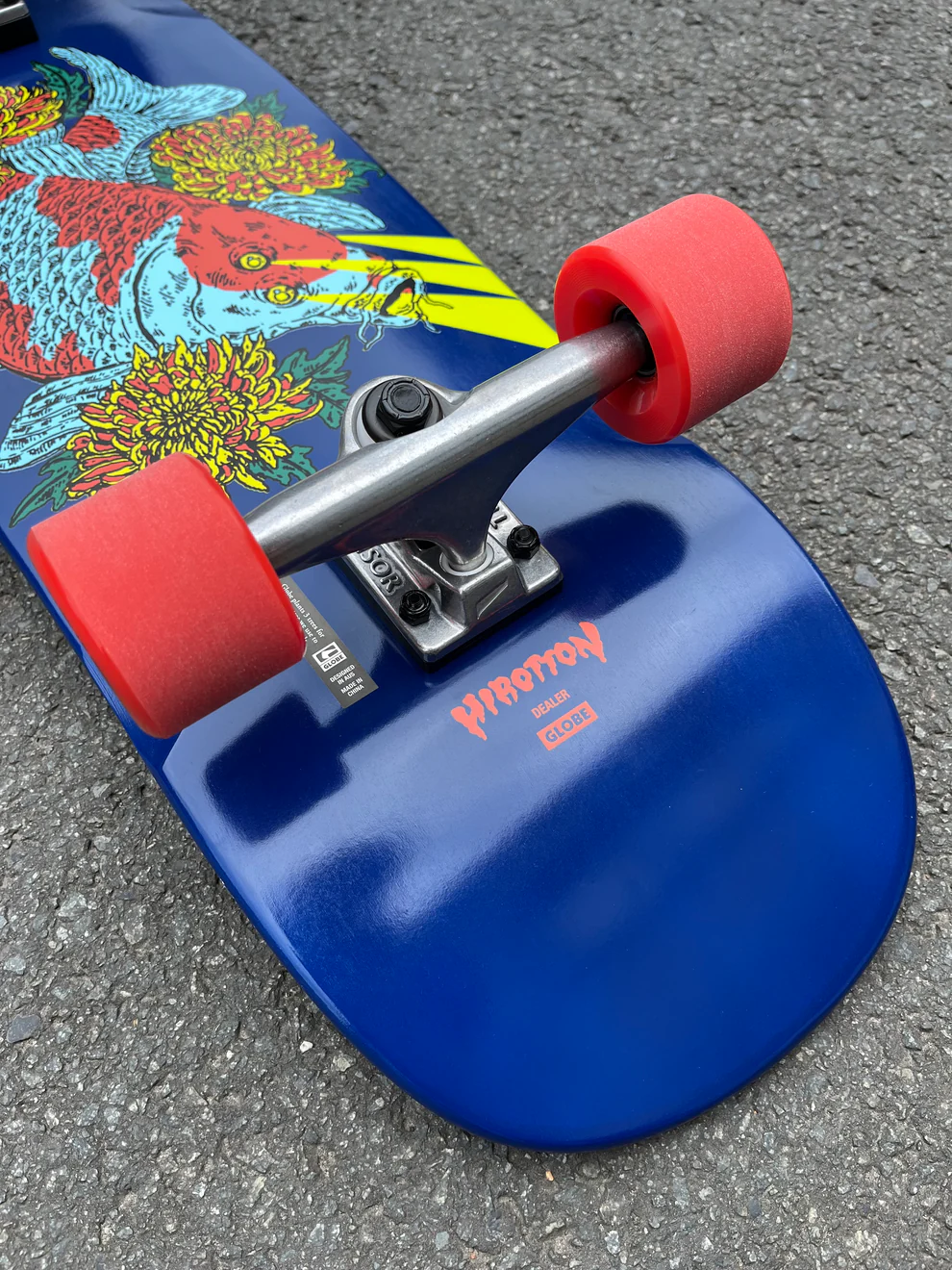 Globe Dealer Cruiser 30" Lazer Koi – Style & Maniabilité