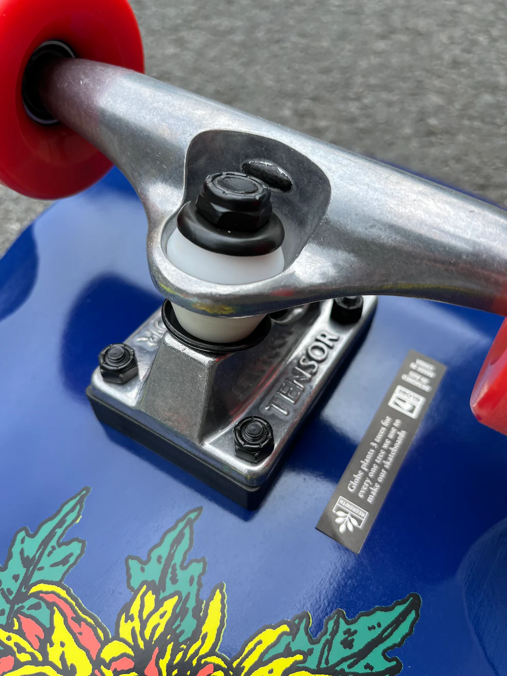 Globe Dealer Cruiser 30" Lazer Koi – Style & Maniabilité