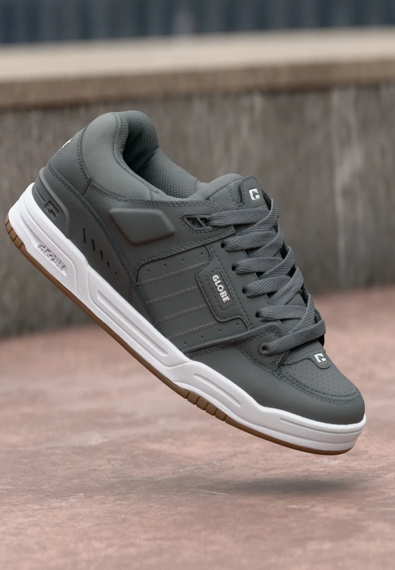Chaussures de Skate Globe Fusion Charcoal White – Sneakers Skate Rembourrées & Résistantes