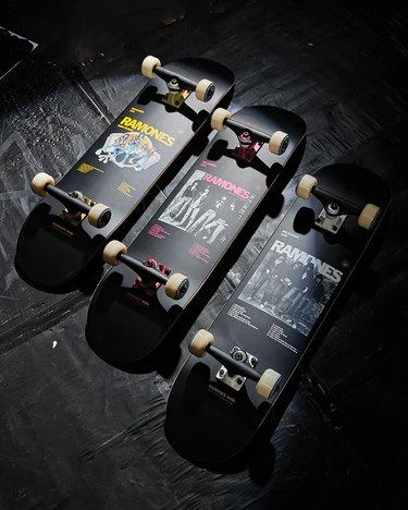 Skateboard GLOBE G2 RAMONES ROAD TO RUIN 8,25"